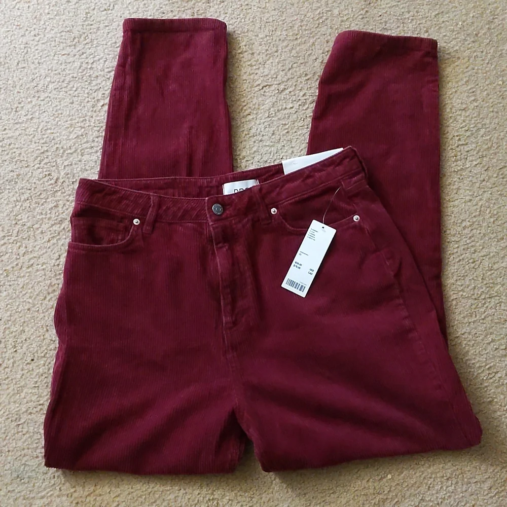 New with Tags BDG Urban Outfitters Maroon Corduroy High-Rise Mom Sz 31